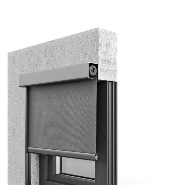 Screen ZIP mit Kasten und Führungsschienen vor einem Fenster